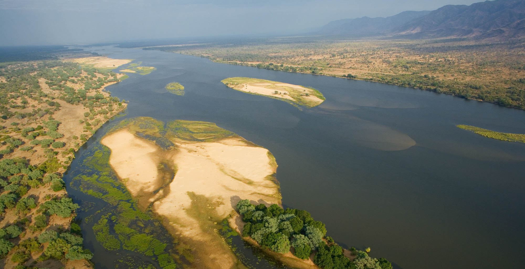 Почему река конго. Река Замбези Мозамбик. Конго Африка. Река Замбези Африка. Дельта реки Конго.