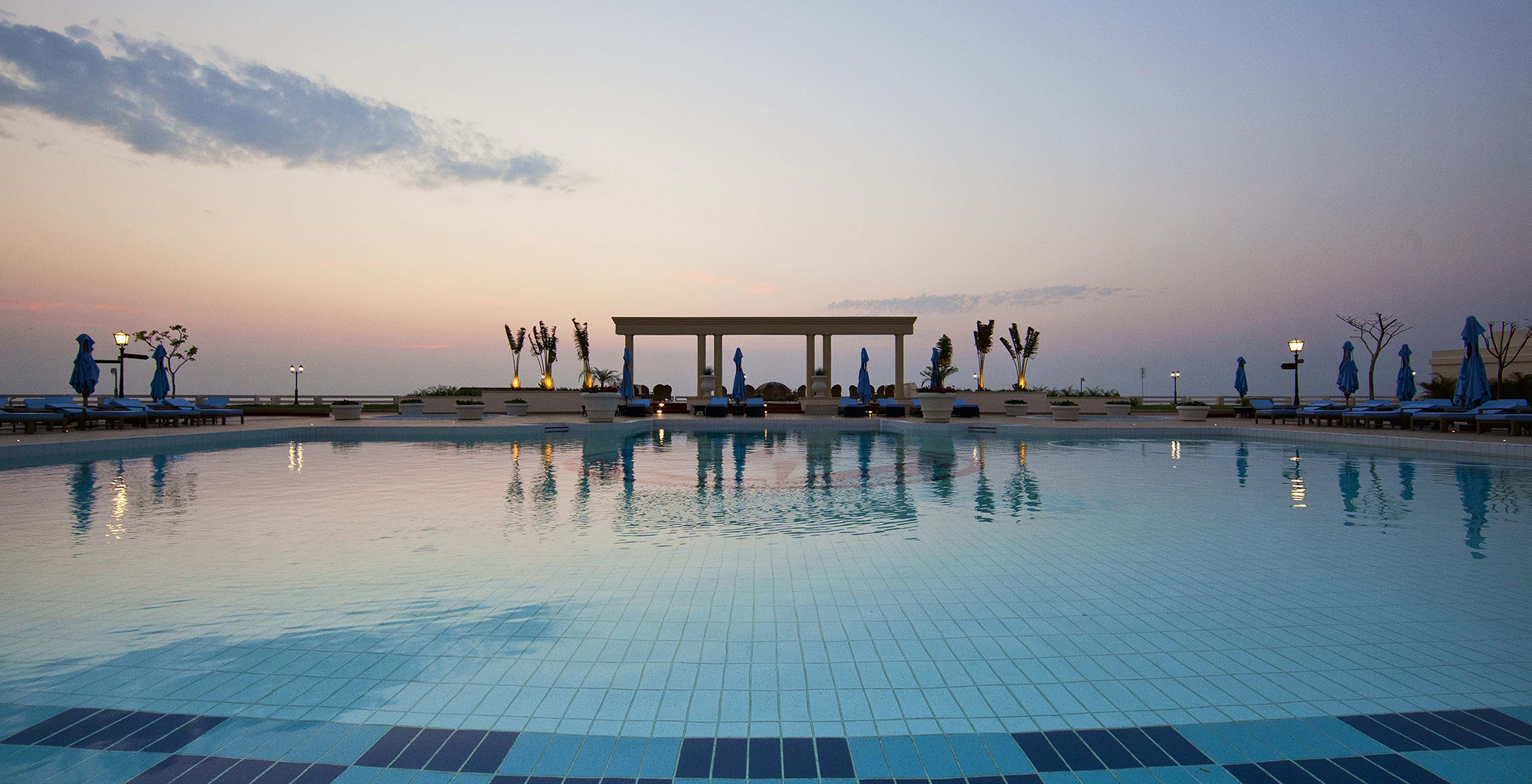 Mozambique-Maputo-Inhambane-Polona-Serena-Hotel-Swimming-Pool
