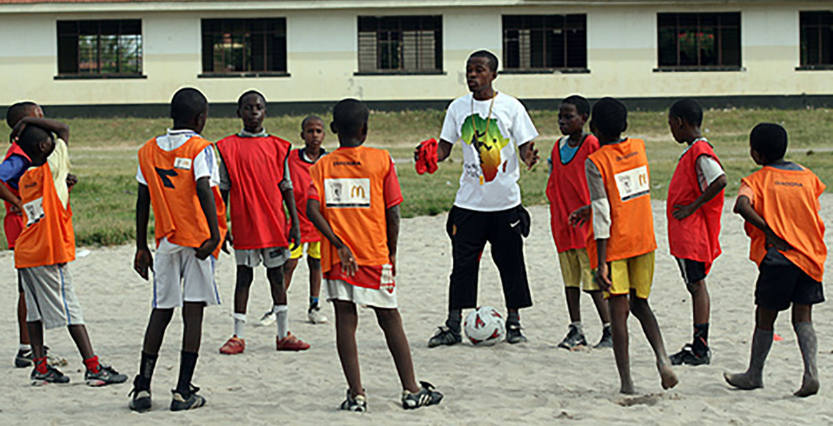 coach-coaching tackle Africa