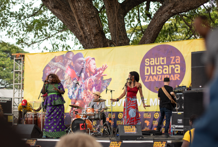 Senegal's-Mamy-Kanouté's-powerful-performance-on-the-Forodhani-Gardens-stage_Zanne-Labuschagne
